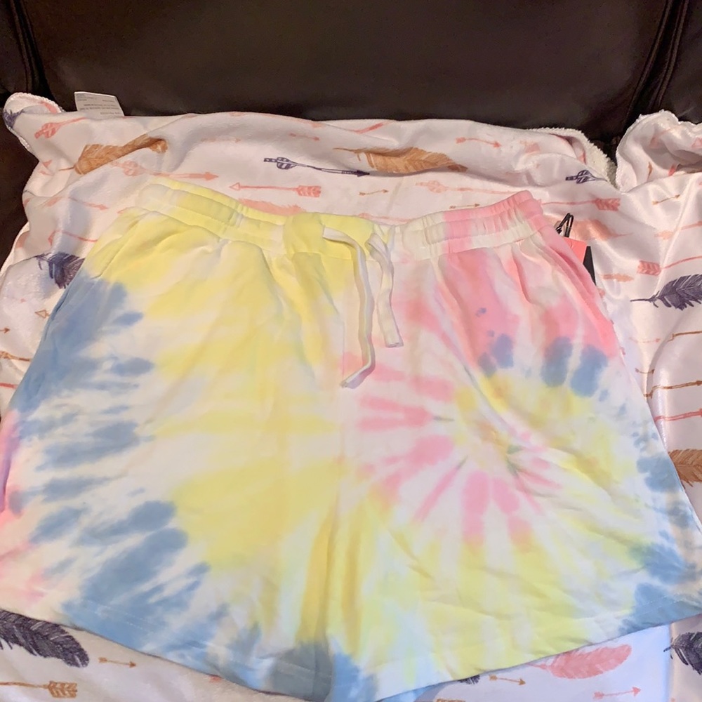 NWT Cute tie dye sweat shorts SZ XL